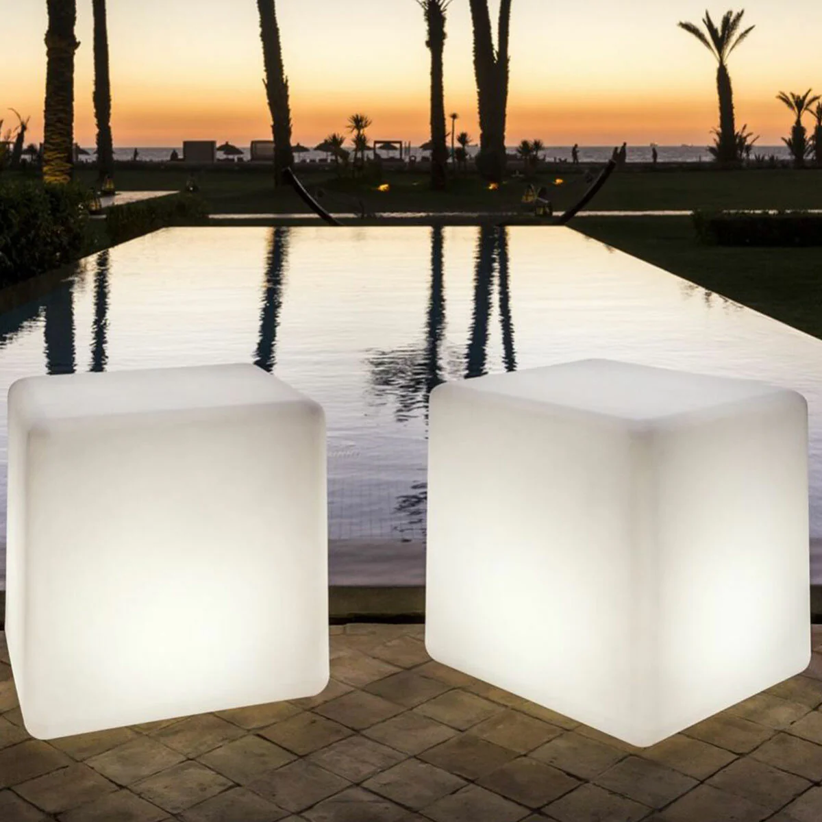 Arkema Iris SL garden light cube in LLDPE resin with photovoltaic panel - Image 3