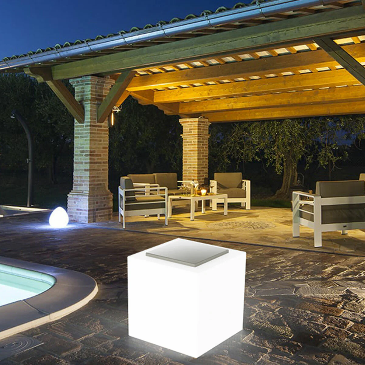 Arkema Iris SL garden light cube in LLDPE resin with photovoltaic panel - Image 4